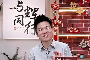 开心了！杜兰特提前下场休息 和队友说笑心情不错！